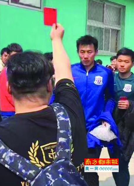 巧克力棒戳进甜甜圈视频